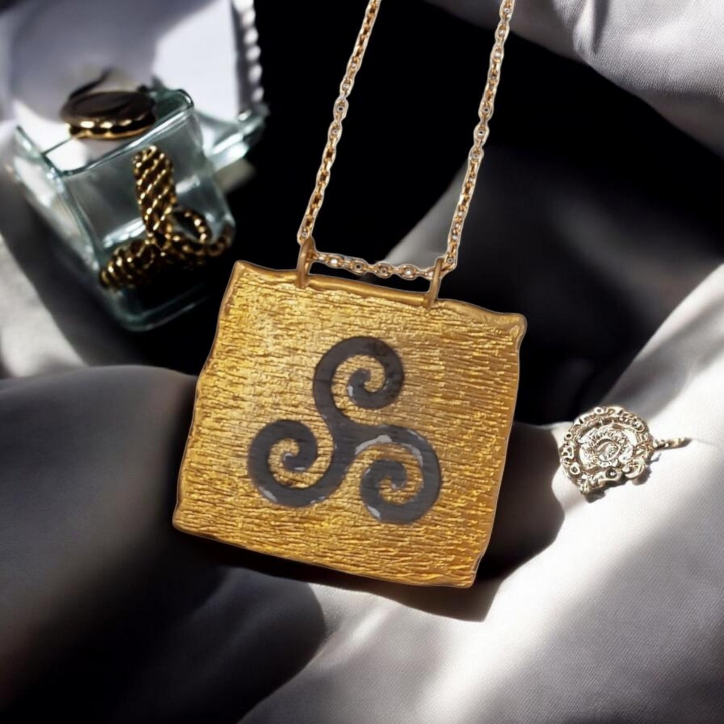 Triskelion Sembolü Kolye